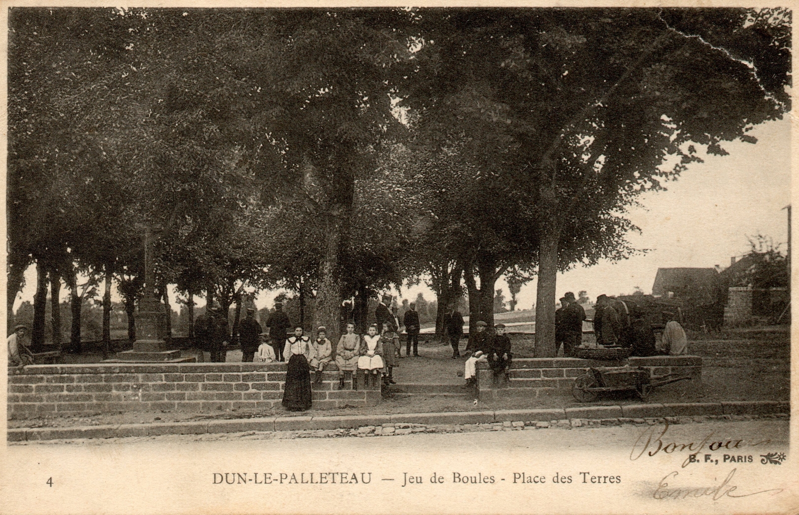 Photos et carte postales anciennes de DunlePalestel Mairie de Dun